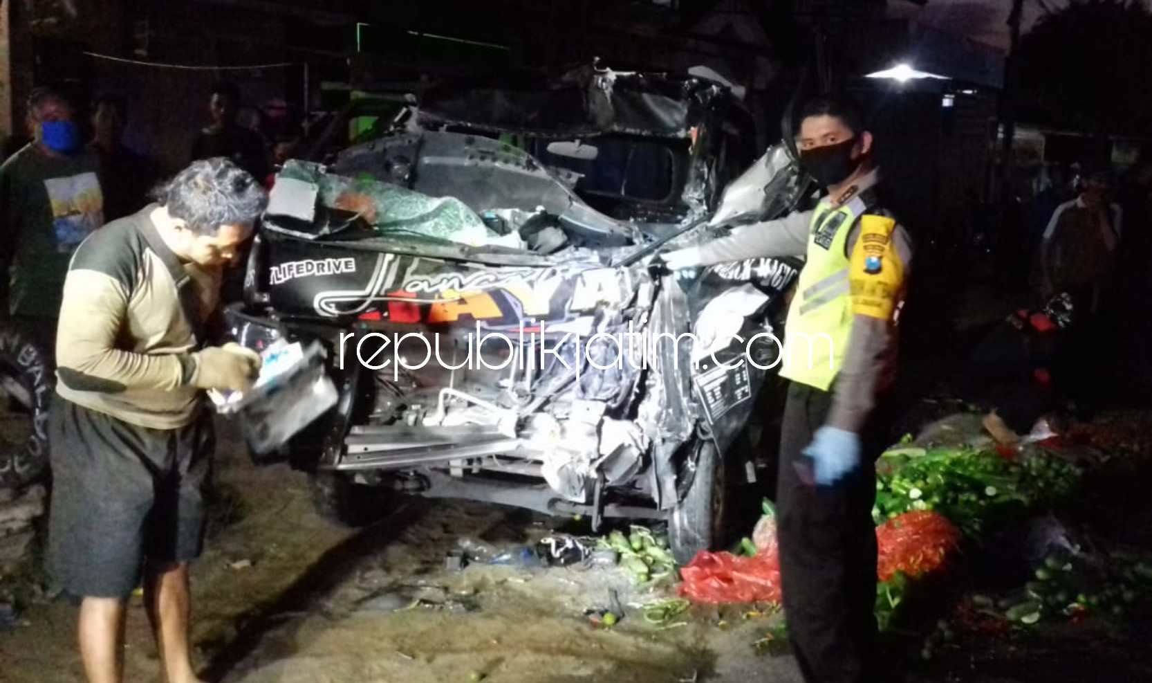 HANCUR - Sejumlah polisi mengevakuasi mobil pikup bermuatan sayur yang menabarak dump truk di JL Raya Jenangan-Ngebel hingga menyebabkan seorang tewas, Sabtu (02/05/2020) dini hari.