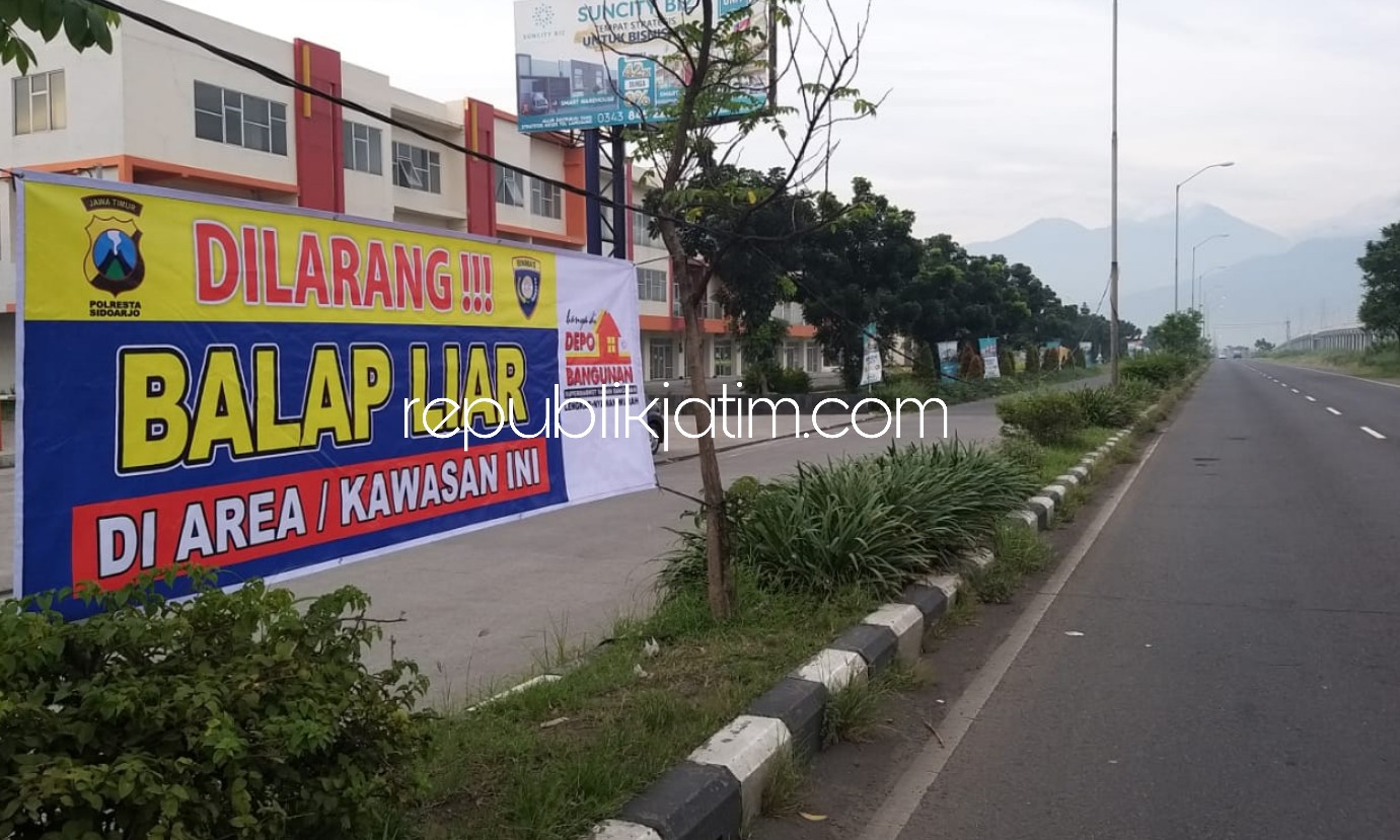 LARANGAN - Polresta Sidoarjo memasang sejumlah spanduk larangan balap liar sebagai upaya maraknya balap liar di Sidoarjo, Minggu (03/05/2020).