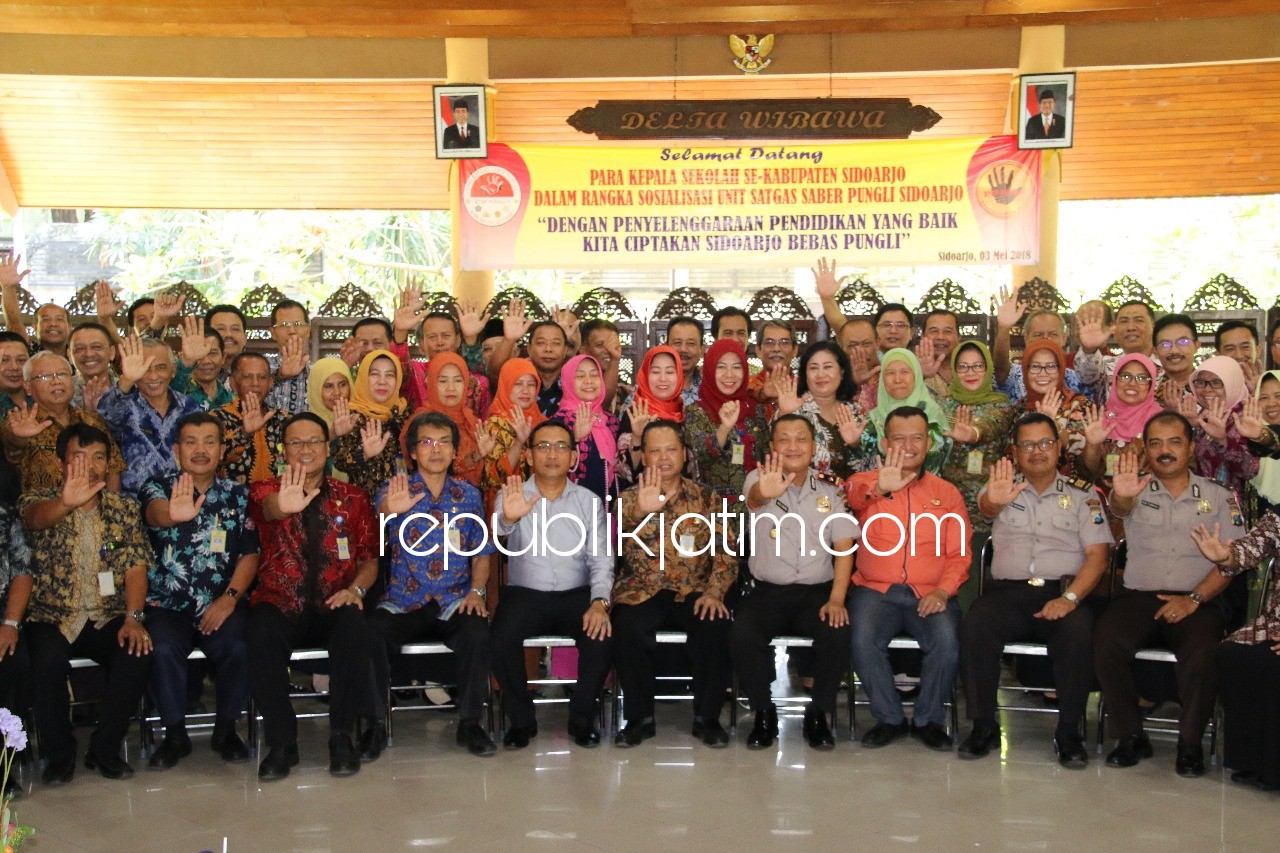 SABER PUNGLI - Tim Unit Pemberantasan Pungutan Liar (UPP) atau Tim Saber Pungli Sidoarjo bidang pencegahan menggelar sosialisasi pencegahan tindak pidana pungli di hadapan Kepala SD - SMA Negeri se Sidoarjo di Pendopo Delta Wibawa, Kamis (03/05/2018).