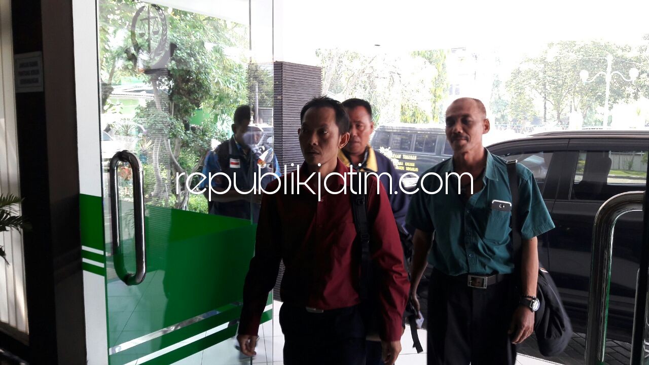 NAGIH JANJI - Perwakilan warga Desa Medaeng, Kecamatan Waru, Sidoarjo mendatangi kantor Kejari Sidoarjo menagih janji tim penyidik yang menangani kasus dugaan penyewaan TKD seluas 5.000 - 6.000 meter persego dengan sistem BOT, Kamis (03/05/2018).