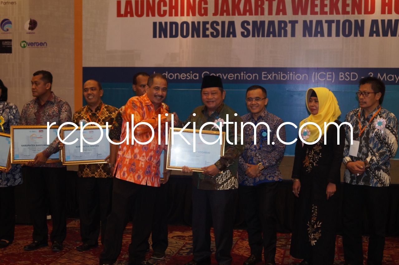 RAIH PENGHARGAAN - Bupati Sidoarjo, Saiful Ilah raih penghargaan Best Smart Readiness dalam Ajang Indonesia Smart Nation Award (ISNA) 2018, Kamis (03/05/2018).