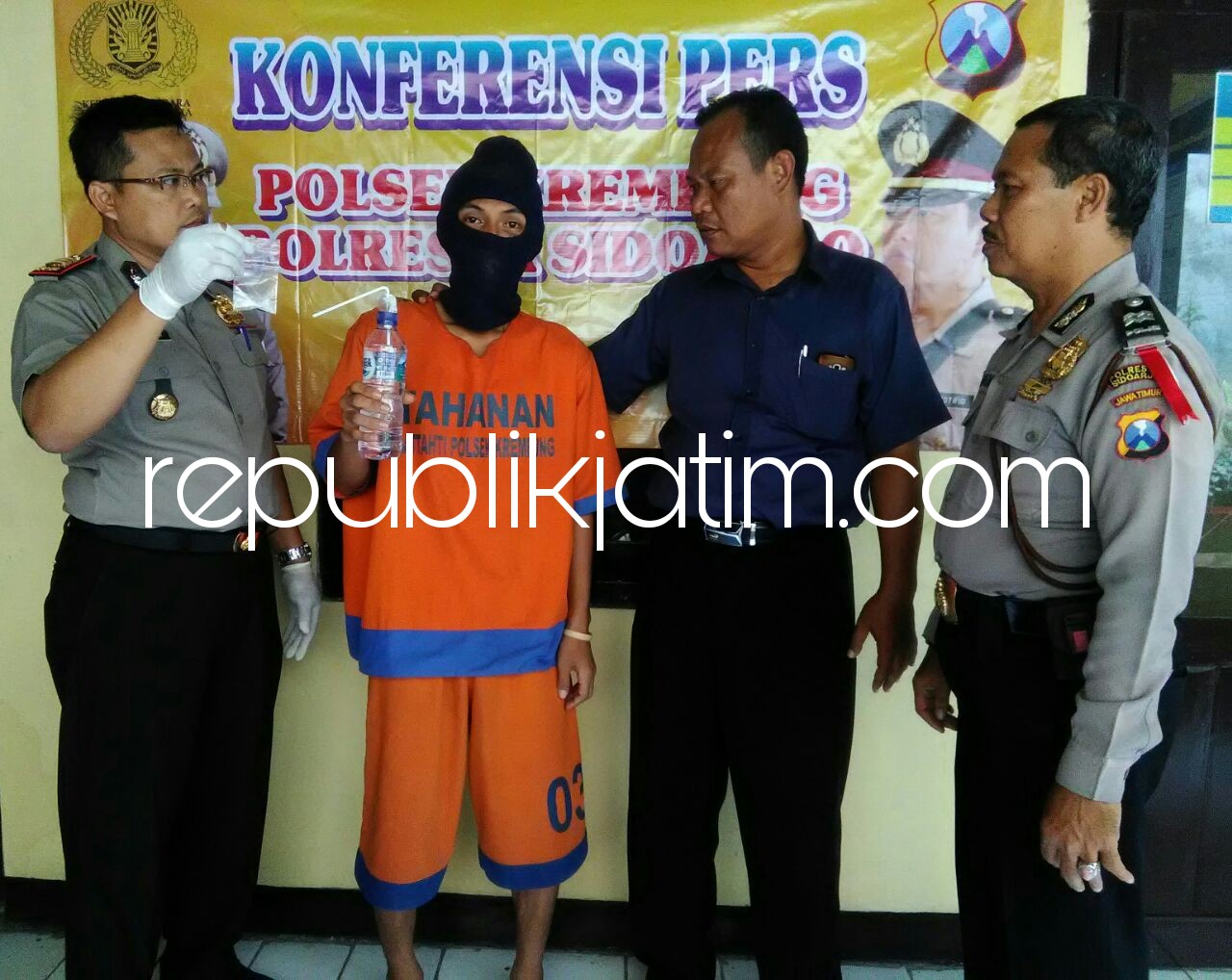 DIRINGKUS - Kapolsek Krembung, AKP Guntoro bersama tersangka, Eko Susilo Prayitno dan Kanit Reskrim Ipda Soepatman beserta barang bukti seperangkat alat dan sisa sabu-sabunya, Kamis (03/05/2018).