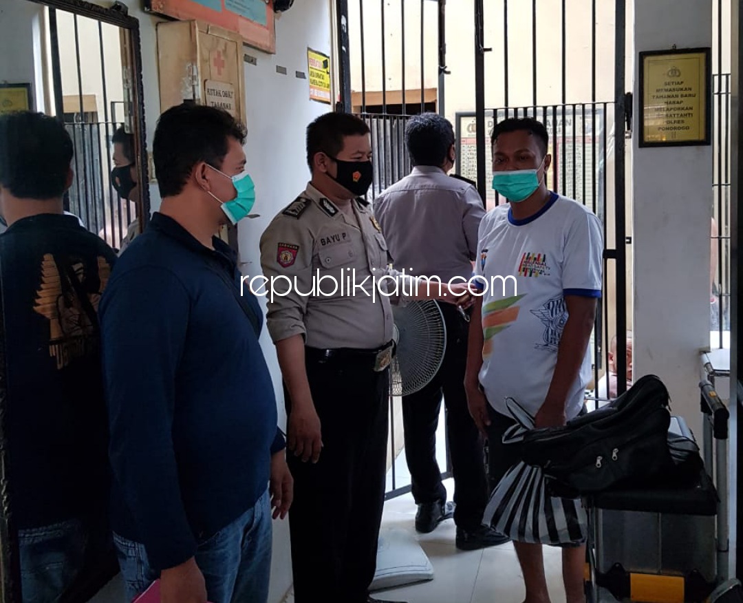 ELPIJI - Tersangka pencurian tabung elpiji 3 kilogram, Maksum Yusuf (34) warga Desa Turi, Kecamatan Jetis, Ponorogo harus lebaran di dalam tahanan, Senin (03/05/2021).