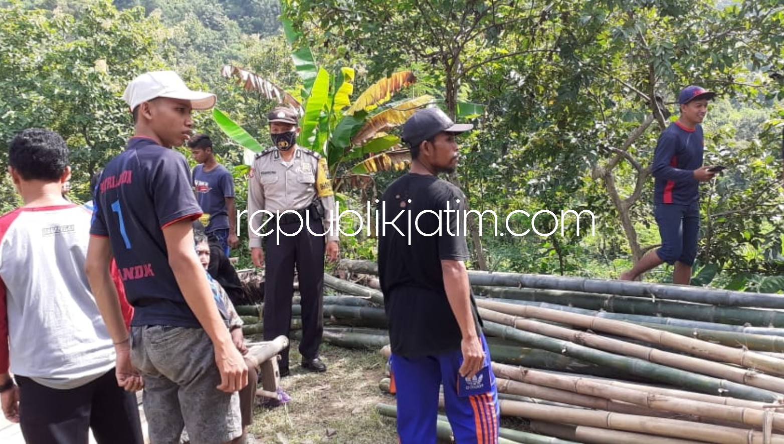 ROBOH - Anggota Polsek Balong bersama perangkat desa dan warga bekerja bakti membuatkan rumah Wuku (48) warga Dusun Kates, Desa Pandak, Kecamatan Balong, Ponorogo yang roboh, Minggu (03/05/2020).
