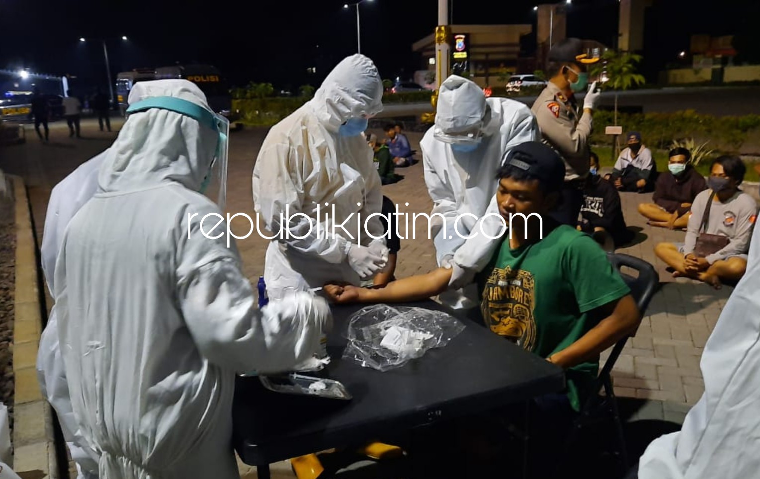 AMANKAN - Sebanyak 65 pelanggar jam malam usai mendapatka surat teguran diangkut ke Polresta Sidoarjo untuk mengikuti rapid test, Minggu (03/05/2020) dini hari.
