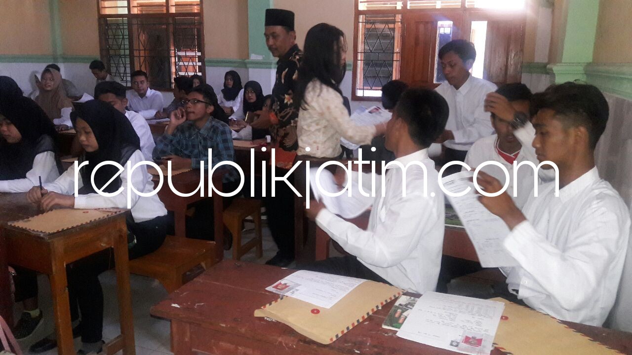 TES KERJA - Puluhan siswa dan siswi SMK YPM 8 Sidoarjo beserta siswa SMK lainnya mengikuti tes masuk kerja yang dilaksanakan PT Indomarco dan PT Inticel di sekolah yang ada di JL Raya Desa Sarirogo, Kecamatan/Kabupaten Sidoarjo, Jumat (04/05/2018).