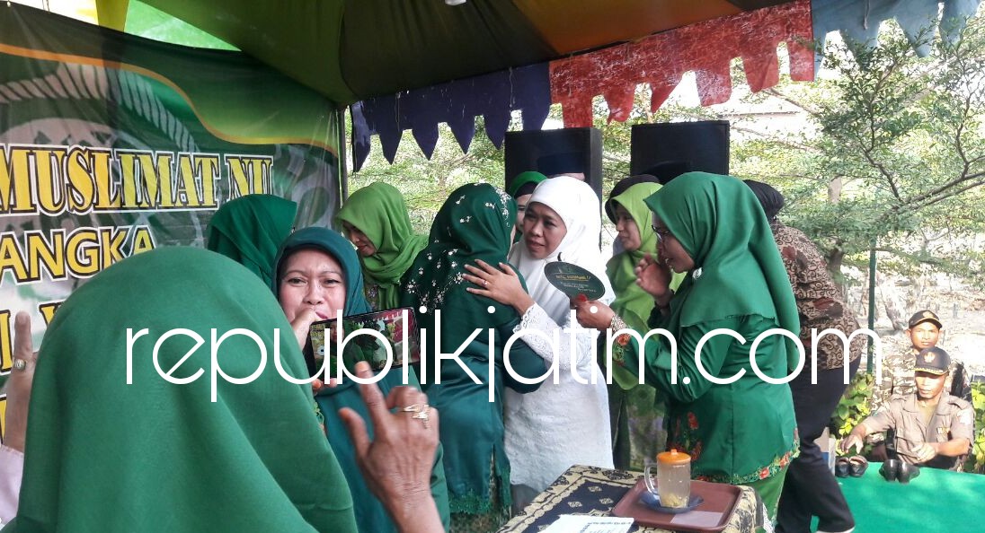DISAMBUT - Ribuan Muslimat NU menyambut kedatangan Cagub Jatim, Khofifah Indar Parawansa dalam acara Haul ke 106 Mbah Jaelani di Desa Kajeksan, Kecamatan Tulangan, Sidoarjo, Jumat (04/05/2018).