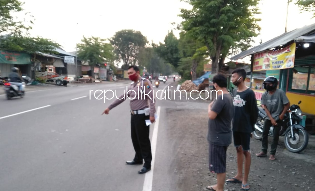 TKP - Petugas Unit Laka Lantas dan Polsek Balongbendo menggelar olah TKP di JL Raya Dusun Sirapan, Desa Kemangsen, Kecamatan Balongbendo, Sidoarjo, Minggu (03/05/2020).