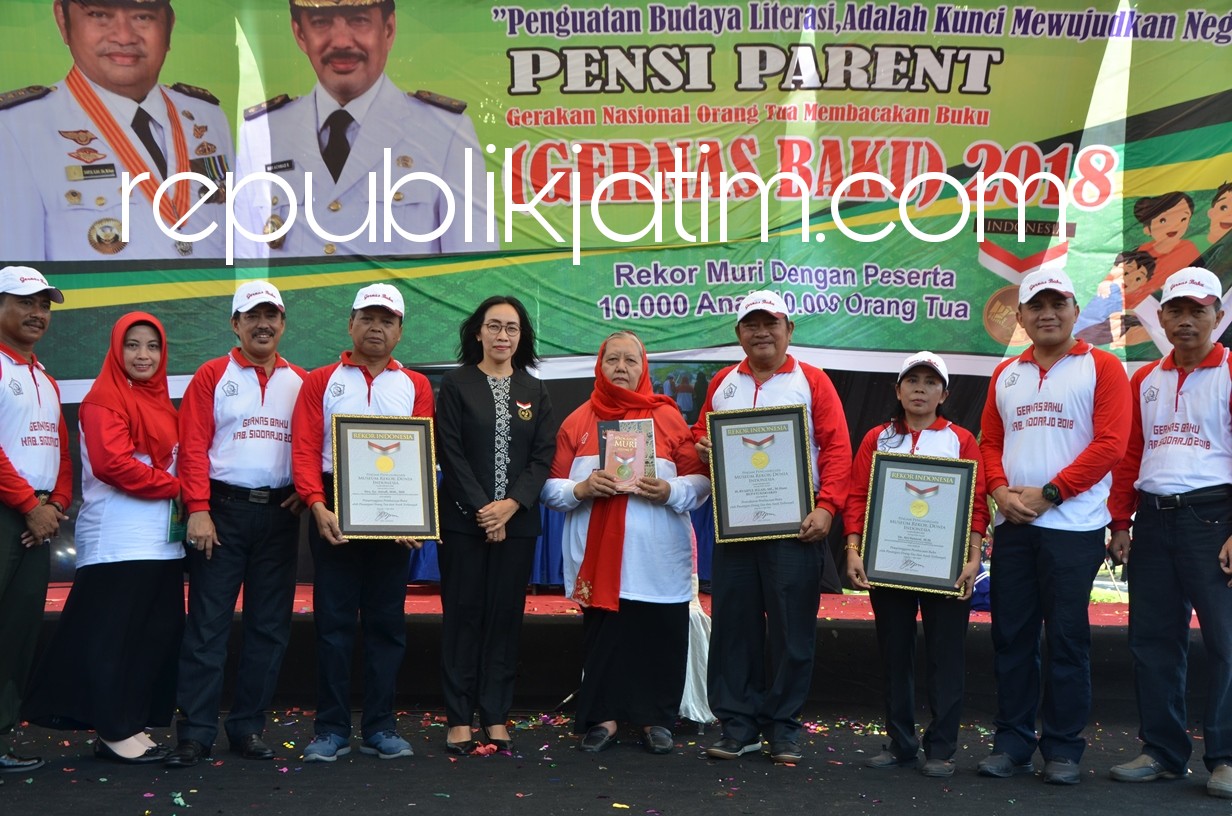 MURI - Acara Gerakan Nasional Baca Buku (Gernasbaku) yang digelar di Kahuripan Nirvana Village (KNV) berhasil memecahkan rekor MURI dengan jumlah peserta terbanyak mencapai 23.000 orang, Sabtu (05/05/2018).