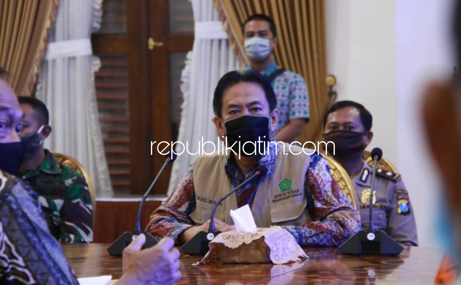 EVALUASI - Plt Bupati Sidoarjo, Nur Ahmad Syaifuddin menyampaikan hasil evaluasi pelaksanaan PSBB selama sepekan di gedung Delta Karya Pemkab Sidoarjo, Rabu (06/05/2020). 