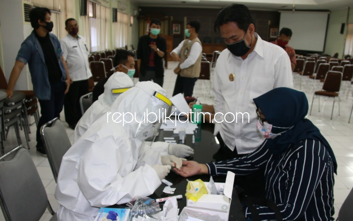 TES - Puluhan wartawan media cetak, online, televisi dan tabloit mengikuti Rapid Test yang digelar Dinas Kesehatan Pemkab Sidoarjo untuk memastikan para jurnalis aman dari Covid-19, Rabu (06/05/2020).