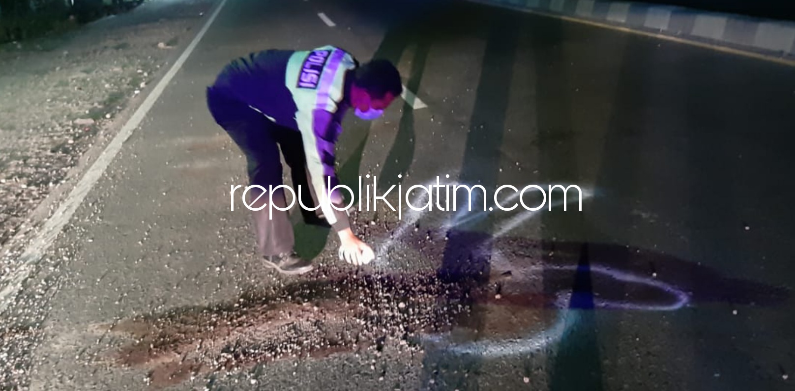 OLAH TKP - Petugas Unit Laka, Satuan Lantas, Polresta Sidoarjo melaksanakan olah TKP motor Honda Vario menabrak truk hingga menewaskan pengendara motor di JL Raya Sidorejo, Kecamatan Krian, Sidoarjo, Rabu (05/05/2021) malam.