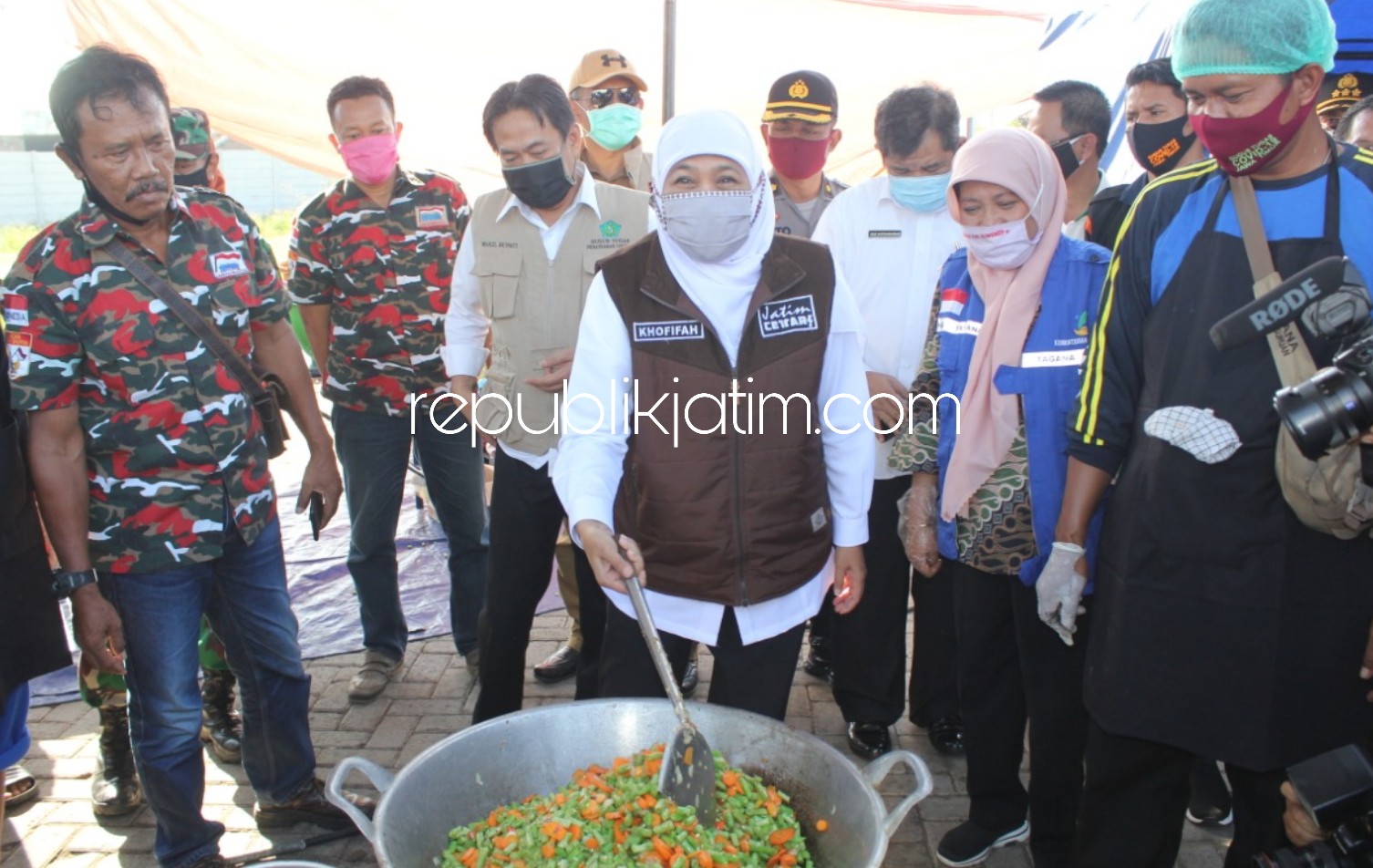 KUNJUNGI - Gubernur Jatim, Khofifah Indar Parawansa mengunjungi dapur umum PSBB di halaman Polresta Sidoarjo didampingi Plt Bupati Sidoarjo, Nur Ahmad Syaifuddin, Rabu (06/05/2020).