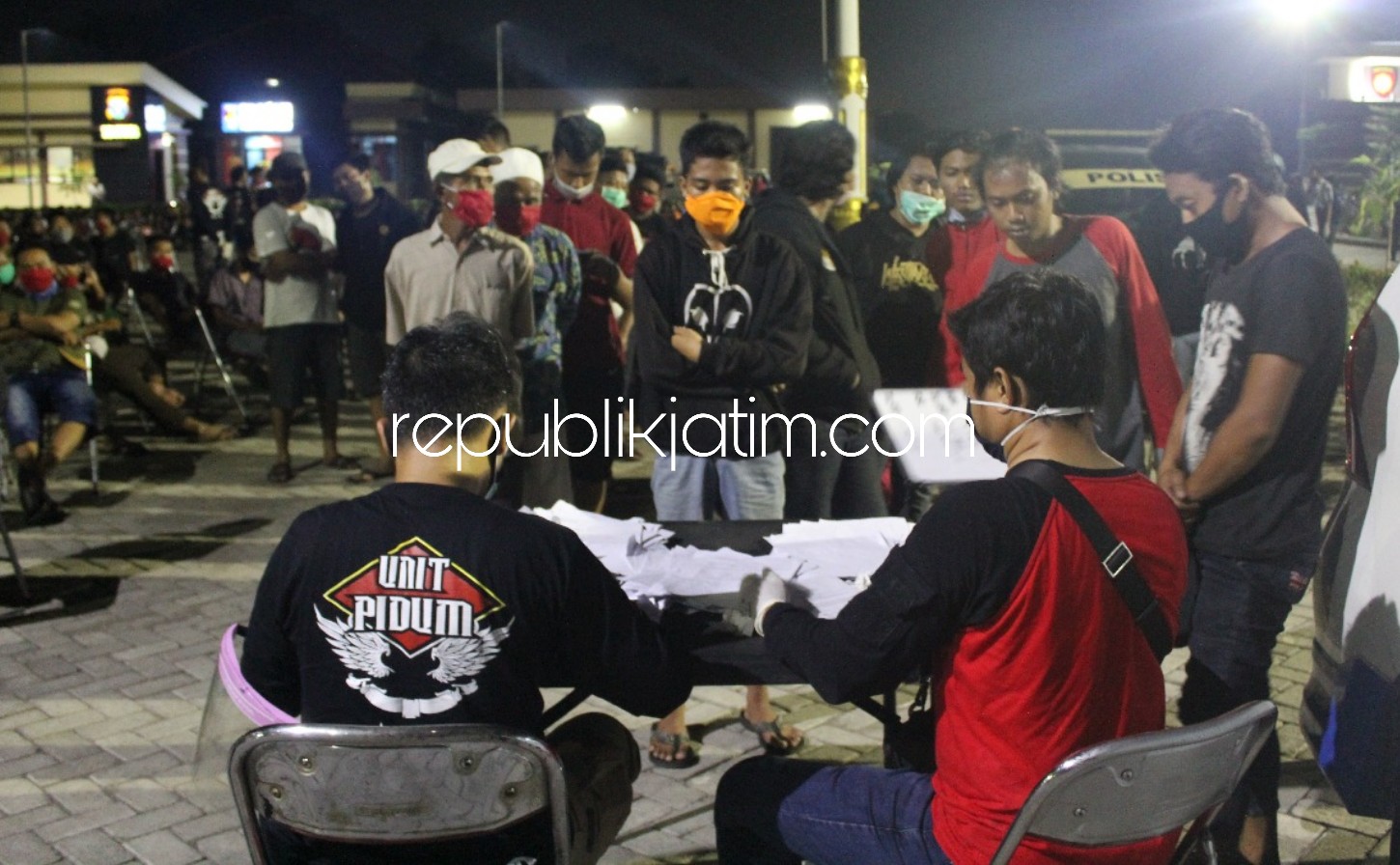 RAPID TEST - Sebanyak 301 orang yang diamankan dalam razia Jam Malam pelaksanaan PSBB didata, dites suhu tubuhnya dan dirapid test acak dengan hasil 4 diduga positif Covid-19 saat di halaman Polresta Sidoarjo, Rabu (06/05/2020) dini hari.
