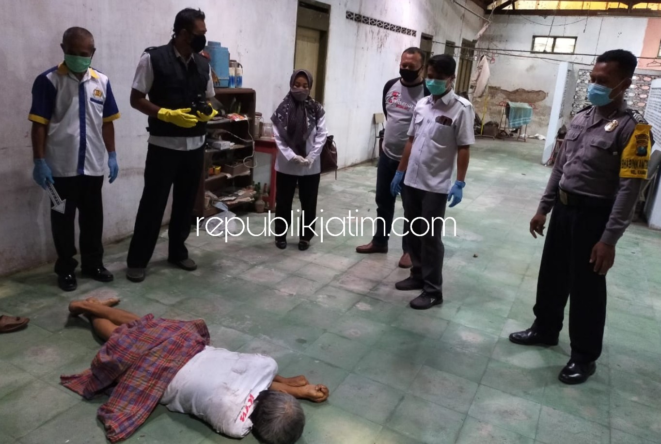 TKP - Sejumlah polisi menggelar olah tkp di rumah korban, Soewito (73) warga JL Trunojoyo, Kelurahan Tambakbayan, Kecamatan/Kabupaten Ponorogo yang tewas, Rabu (06/05/2020).