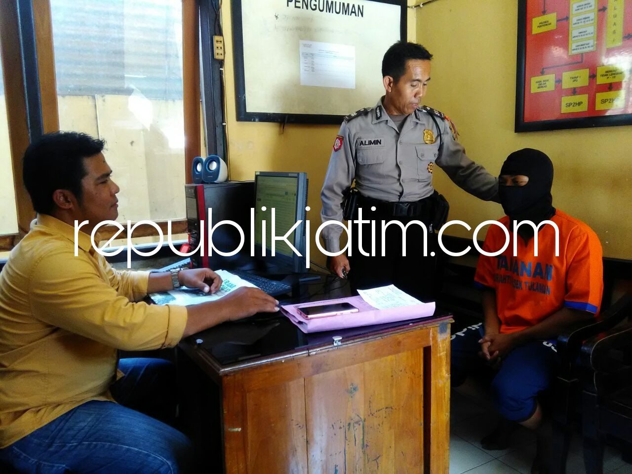 PENCURI - Tersangka pencurian, Pungki Setyo saat dimintai keterangan petugas Polsek Tulangan terkait kasus pencuriannya, Minggu (06/05/2018).