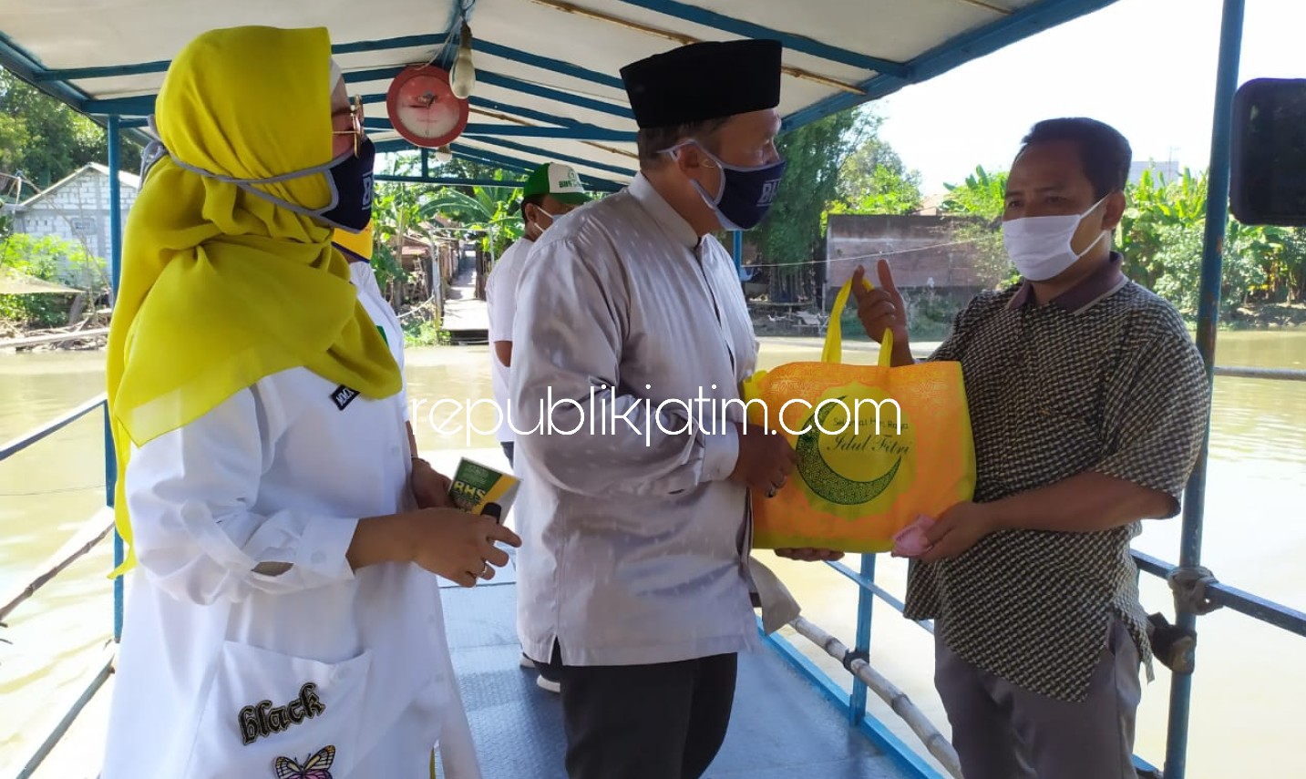 BANTUAN - Bacabup Sidoarjo Bambang Haryo Soekartono (BHS) memberi bantuan sembako kepada warga terdampak Covid-19 di Desa Sidodadi, Krembangan dan Desa Kalijaten, Kecamatan Taman agar meringankan beban hidup warga selama PSBB, Kamis (07/05/2020).