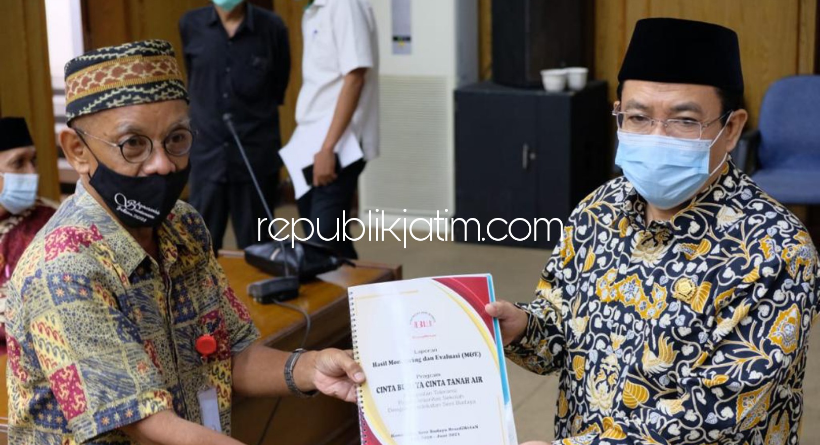 PENYERAHAN - Ketua Komunitas Seni Budaya BrangWetan, Henri Nurcahyo menyerahkan buku Laporan Rekomendasi Cinta Budaya Cinta Tanah Air kepada Ketua DPRD Sidoarjo, Usman, Jumat (07/05/2021).