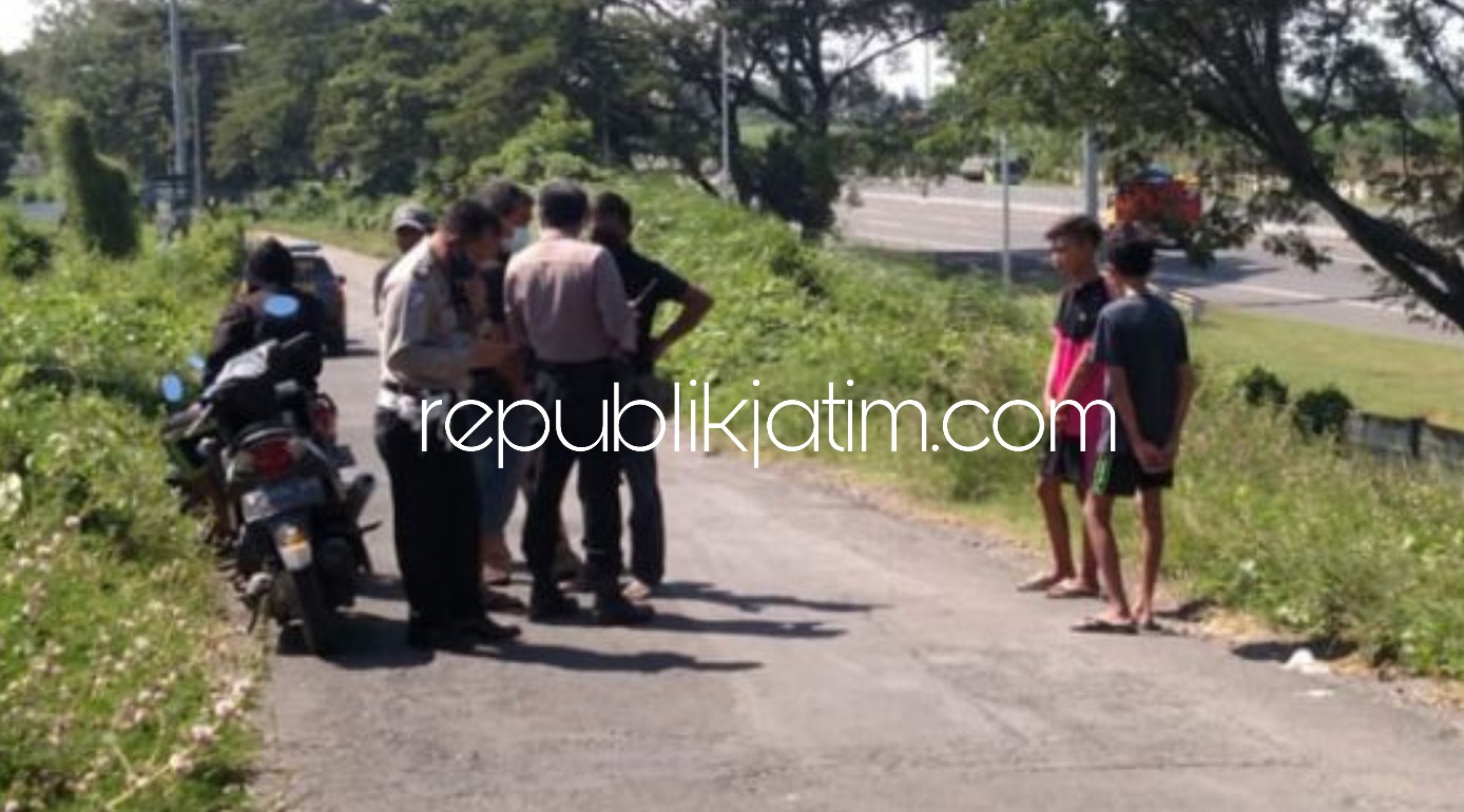 OLAH TKP - Sejumlah anggota Polsek Sukodono dan Satuan Reskrim Polresta Sidoarjo menggelar olah TKP bersama kedua korban begal di Overpass Desa Jumputrejo, Kecamatan Sukodono, Sidoarjo, Kamis (07/05/2020).