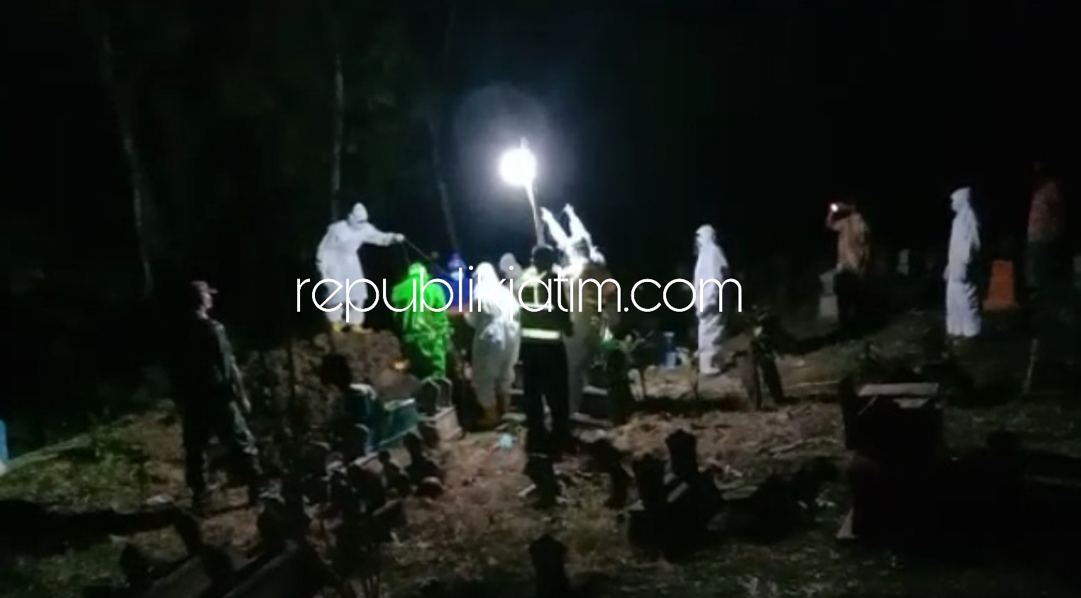 DIMAKAMKAN - Seorang Pasien Dalam Pengawasan (PDP) yang sempat dirawat di rumah sakit meninggal dunia dan dimakamkan secara protokol pemakaman pasien Covid-19, Kamis (07/05/2020) dini hari.