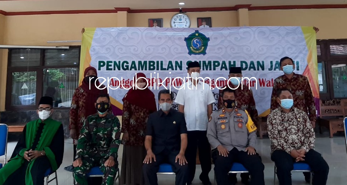 LANTIK - Salah satu dari tiga BPD yang baru dilantik termasuk dari Desa Kraton, Kecamatan Krian, Sidoarjo berfoto bersama Forkopimka Krian, Kamis (06/05/2021).