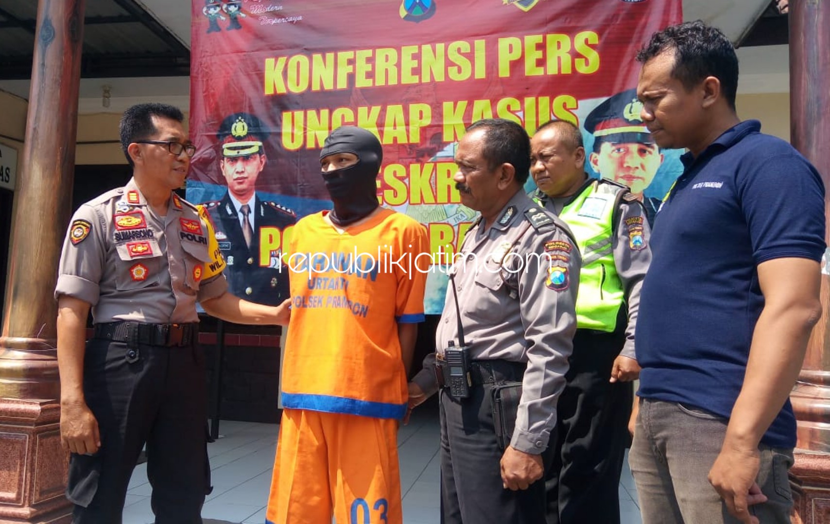 DIPAMERKAN - Tersangka pencurian Masroni (31) warga Desa Watutulis, Kecamatan Prambon, Sidoarjo dipamerkan Kapolsek Prambon, AKP Sumarsono dan stafnya, Rabu (08/05/2019).