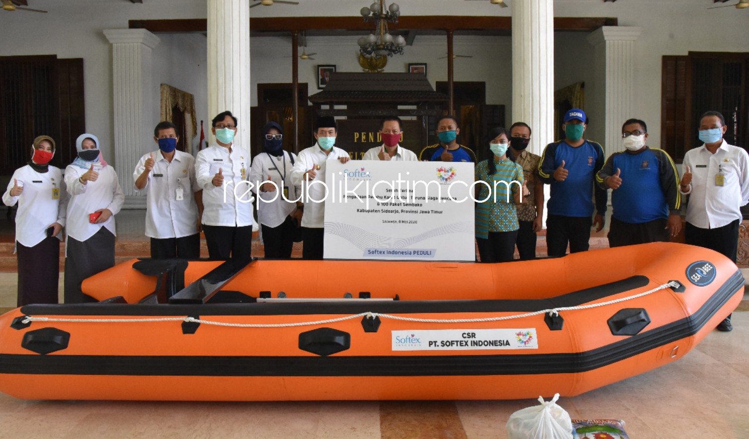 BANTUAN - Ketua Gugus Tugas Penanggulangan Covid-19, Nur Ahmad Syaifuddin menerima bantuan perahu karet dan 1.000 paket sembako serta paket sembako dari mahasiswa UPN Surabaya, Jumat (08/05/2020).