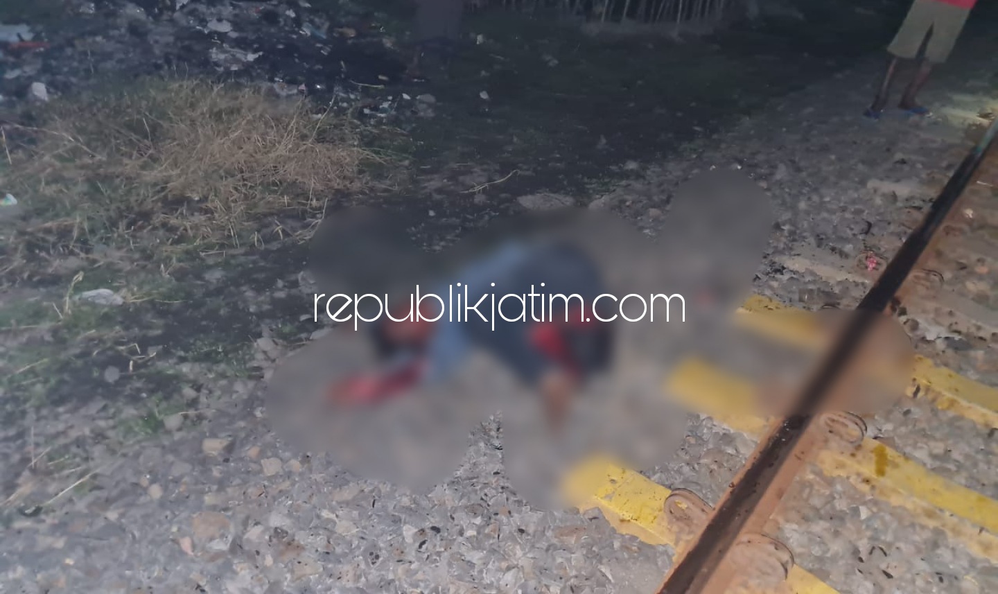 TEWAS - Korban kecelakaan Kereta Api (KA) di Utara perlintasan KA Pasar Larangan, Kecamatan Candi, Sidoarjo, Januar Wahyu Baskoro (36) warga Klakah Lumajang tewas dengan sebagian tubuhnya hancur tertabrak KA BBM, Sabtu (08/05/2021) dini hari.