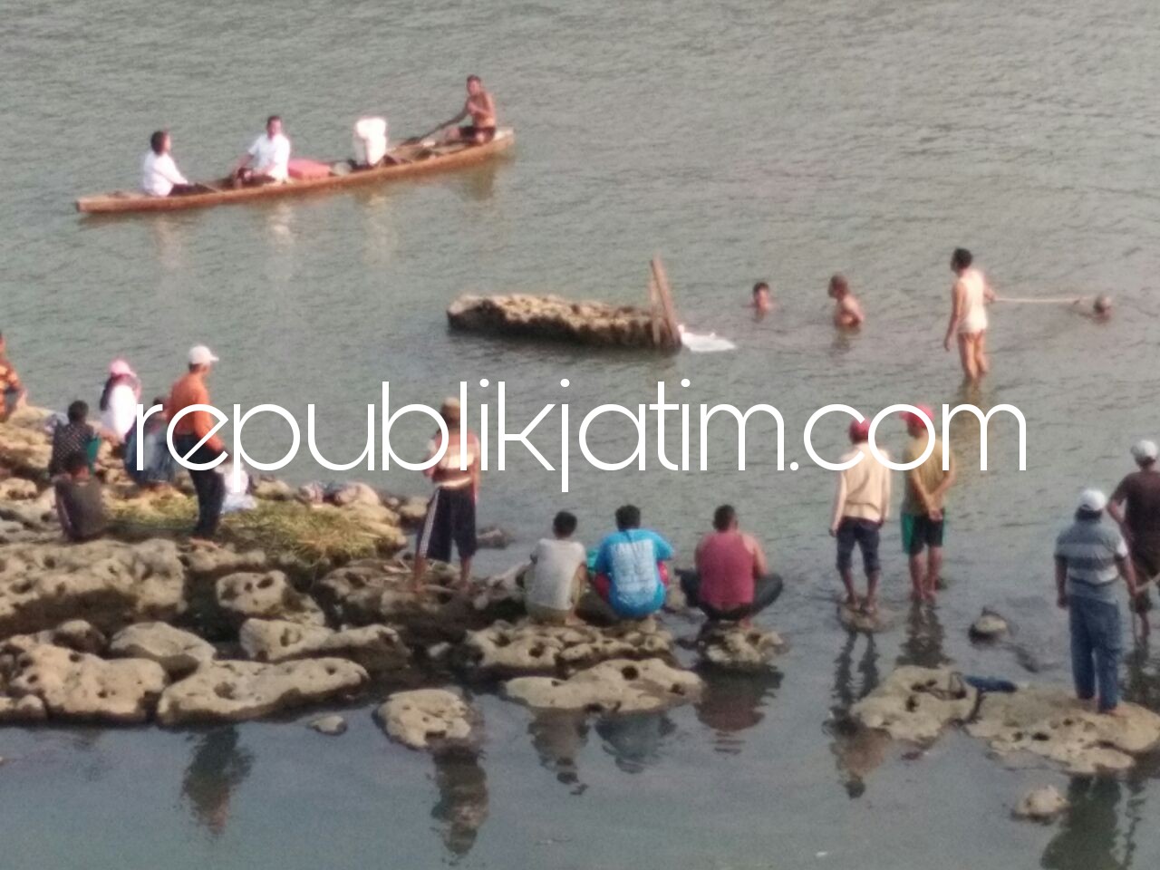 BANGKAI MOBIL - Warga Desa Mliriprowo, Kecamatan Tarik, Sidoarjo, berusaha mengevakuasi sebuah bangkai mobil yang baru ditemukan di Sungai Rolak Songo, Rabu (09/05/2018) sore.