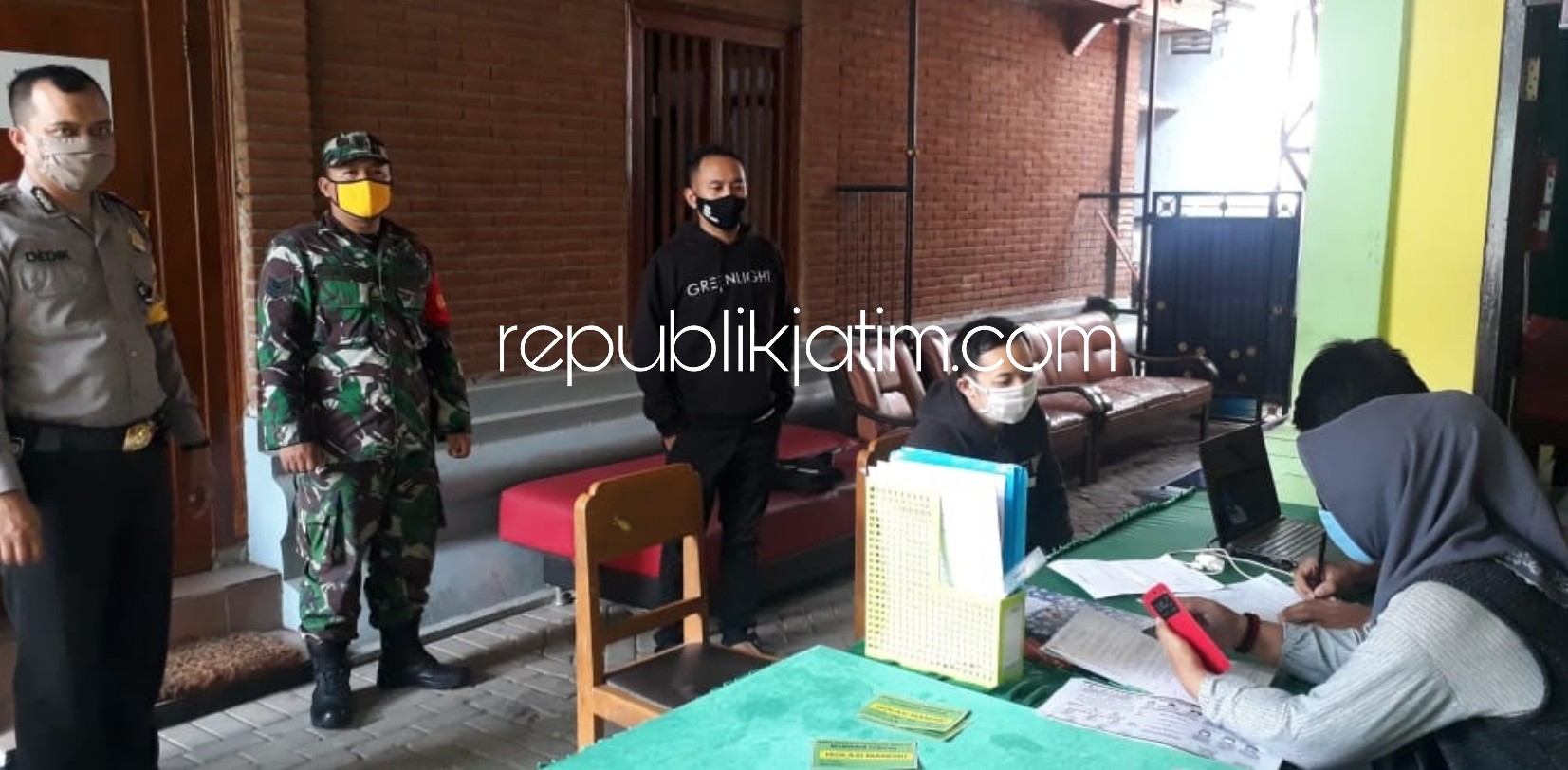 LAPORAN - Satgas Posko Percepatan Penanganan Covid-19 Kelurahan Tonatan, Kecamatan/Kabupaten Ponorogo saat menerima dua ABK Kapal Pesiar dari Australia yang melapor isolasi mandiri, Sabtu (09/05/2020).