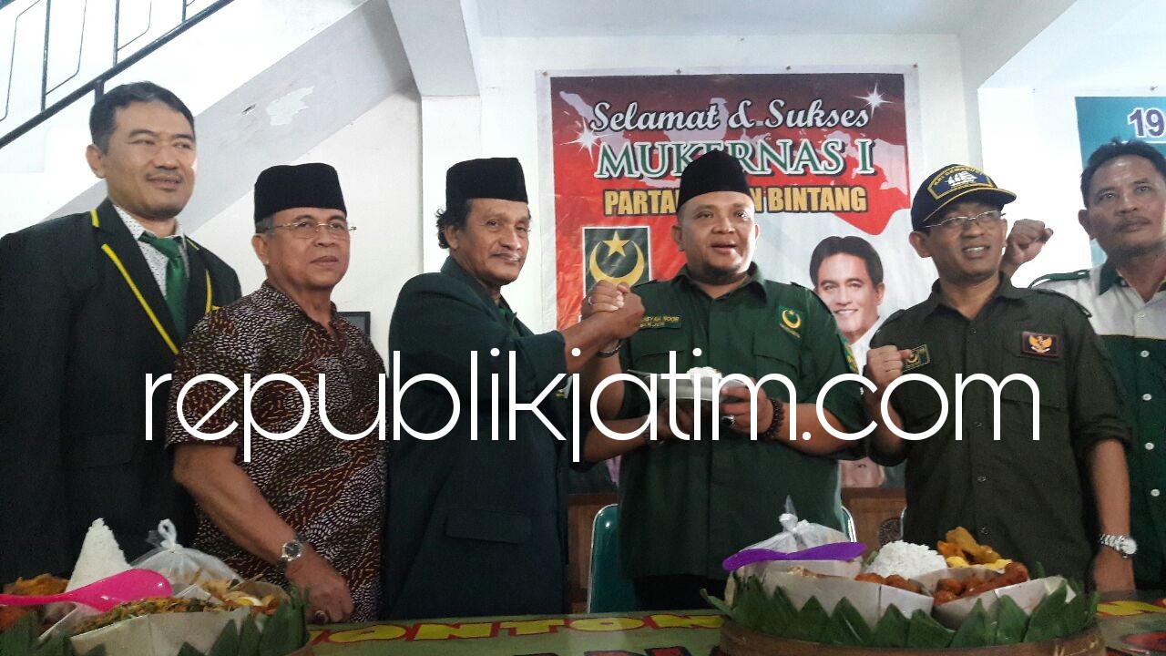 RESMIKAN - Sekjen DPP PBB, Afriansyah Nur meresmikan kantor DPC PBB Sidoarjo yang ada di Komplek Ruko Larangan, Kecamatan Candi, Sidoarjo ditandai dengan pemotongan tumpeng didampingi para pengurus DPC PBB Sidoarjo dan DPW PBB Jatim, Kamis (10/05/2018).
