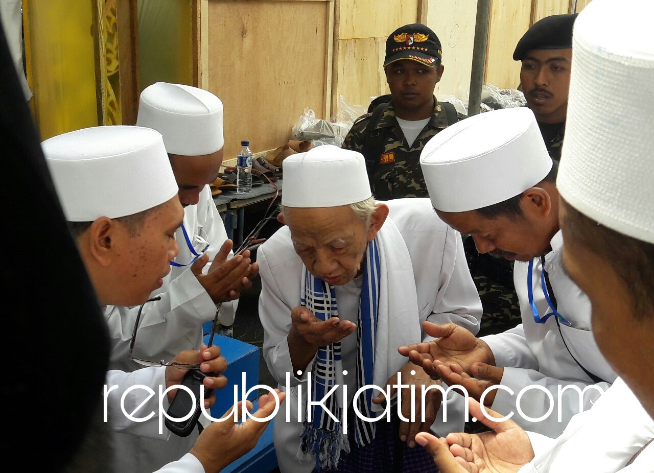 BERPULANG - KH Sholeh Qosim (tengah bawa tongkat) Pengasuh Pondok Pesantren (PP) Bahauddin Al Islami Ngelom, Kecamatan Taman, Sidoarjo meninggal dunia saat salat Magrib, Kamis (10/05/2018).