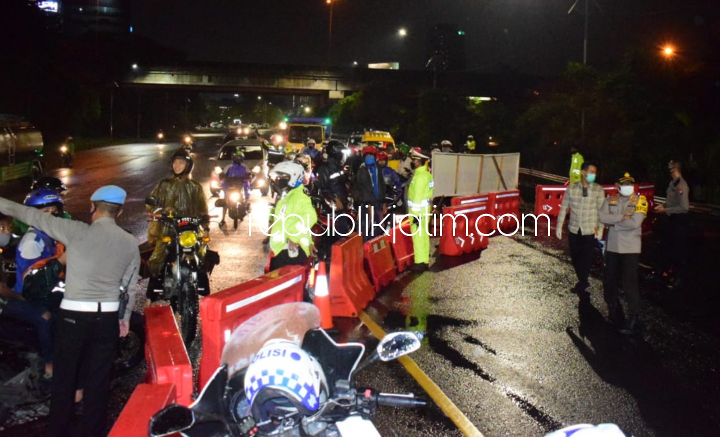 DITUTUP - Petugas Polresta Sidoarjo menutup JL Raya Medaeng, Waru, Sidoarjo saat pemberlakuan jam malam dalam pelaksanaan PSBB beberap hari lalu.