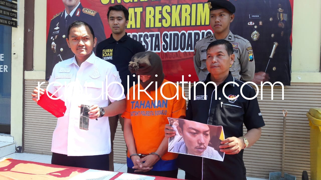 PENGANIAYA - Tersangka penganiayaan, Samsul (36) beserta barang buktinya ditunjukkan Kasat Reskrim, Polresta Sidoarjo, Kompol Muhammad Harris kemarin.