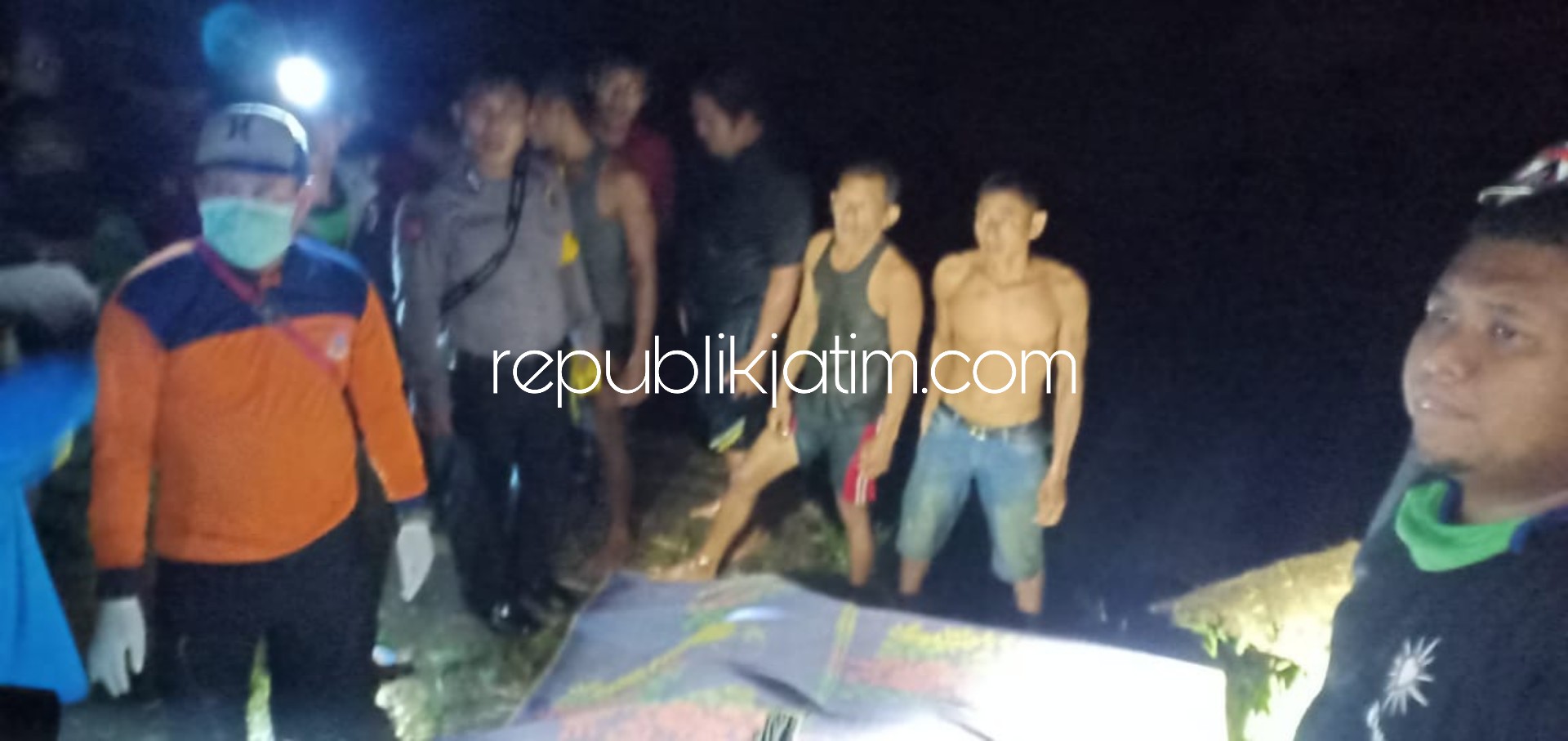 EVAKUASI - Tim BPBD Ponorogo saat mencari kedua korban tenggelam dipimpin langsung Kapolsek Sambit AKP Sutriatno di Sungai Desa Besuki, Kecamatan Sambit, Ponorogo, Minggu (10/05/2020).