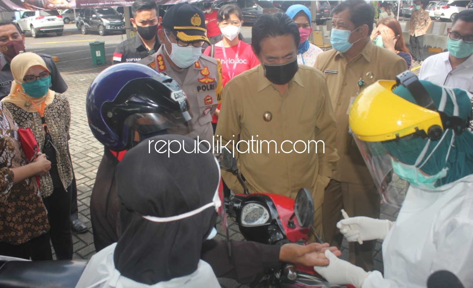 RAPID TEST - Ketua Gugus Tugas Penanganan Covid-19 Sidoarjo, Nur Ahmad Syaifuddin berharap pihak swasta menggelar rapid tes mandiri seperti yang dilakukan Rumah Sakit Mitra Keluarga di halaman parkir Swalayan Giant Waru, Senin, (11/05/2020).