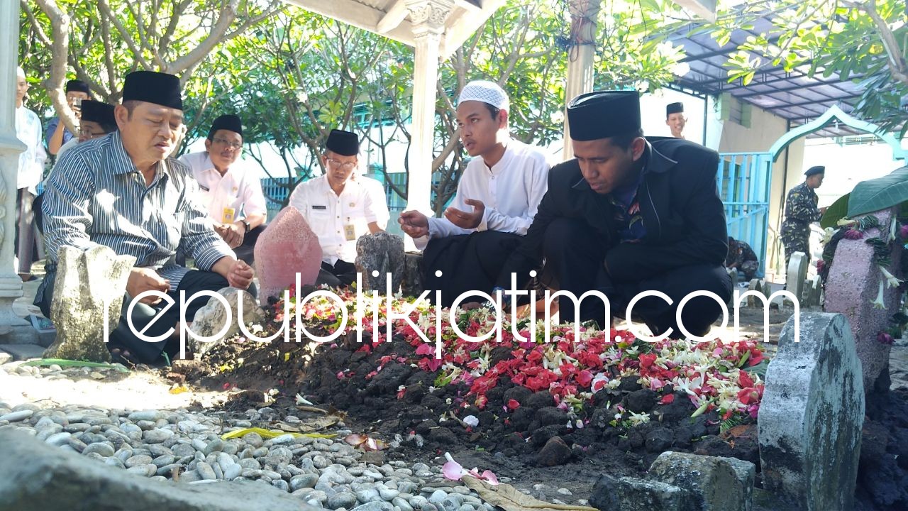 ZIARAH - Beberapa jam setelah dimakamkan KH Sholeh Qosim di samping Masjid Bahauddin, Ngelom, Bupati Sidoarjo, Saiful Ilah dan rombongan bertakziah, Jumat (11/05/2018) petang.