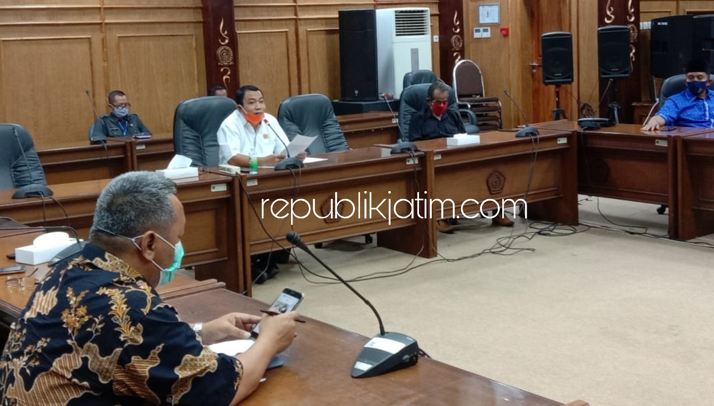 RAKOR - Ketua DPRD Sidoarjo, Usman memimpin Rapat Koordinasi (Rakor) anggota Komisi C dan Fraksi untuk mendesak Pemkab Sidoarjo agar mempercepat realisasi pembangunan RSUD Barat di ruang Paripurna DPRD Sidoarjo, Senin (11/05/2020).