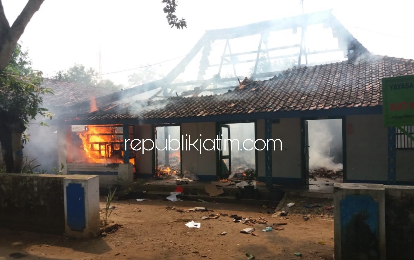 TERBAKAR - Mobil dan Petugas Damkar Ponorogo berusaha memadamkan api yang membakar Gedung Panti Asuhan di Gang Tomat, Desa Nailan, Kecamatan Slahung, Ponorogo, Senin (11/05/2020).