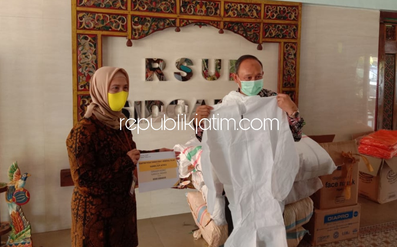 BANTUAN - Kepala Kanwil DJP Jatim II, Lusiani menyerahkan bantuan Alat Pelindung Diri (APD) berupa 200 baju Hazmat dan 71 box masker ke Direktur RSUD Sidoarjo, dr Atok Irawan di Lobi RSUD Sidoarjo, Selasa (12/05/2020).