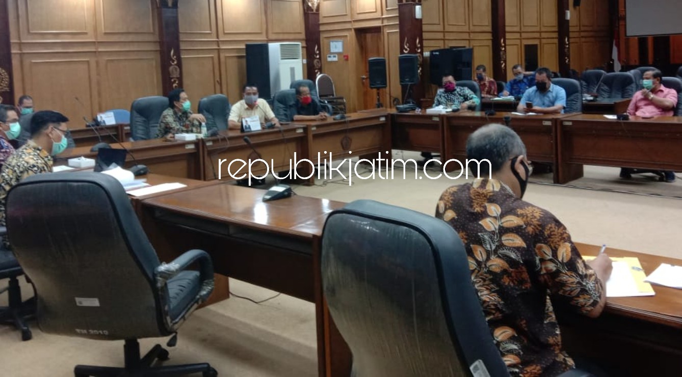 HEARING - Para pimpinan DPRD Sidoarjo dan Komisi serta fraksi menggelar hearing bersama ekskutif soal realisasi pembangunan RSUD Barat di ruang Paripurna DPRD Sidoarjo, Selasa (12/05/2020).