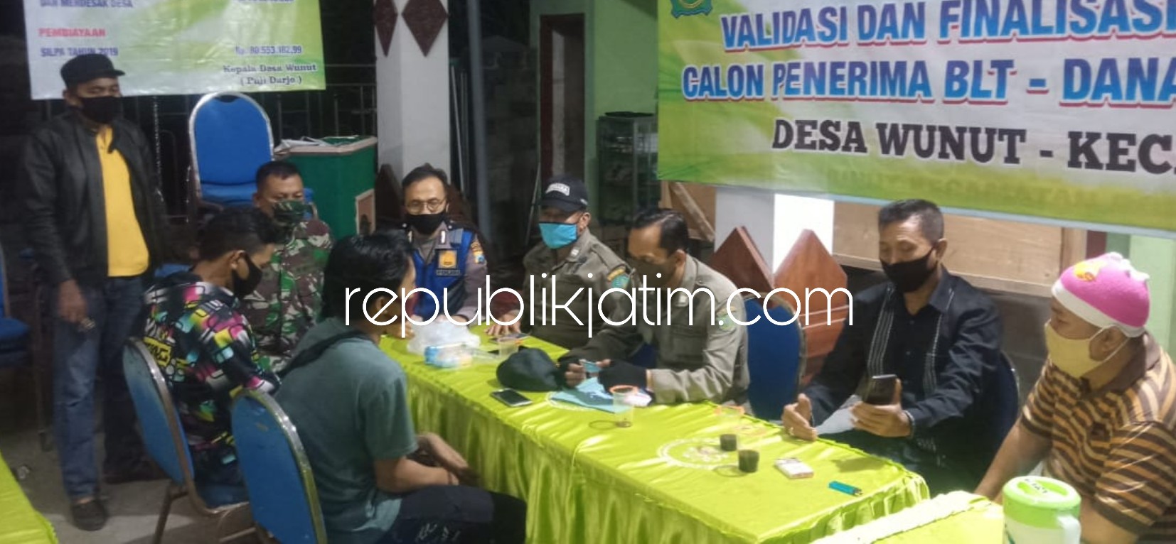 AMANKAN - Petugas gabungan merazia Radio Karaoke Indania dirazia hasilnya dua pemuda diamankan untuk didata dan dibina, Senin (11/05/2020) malam.