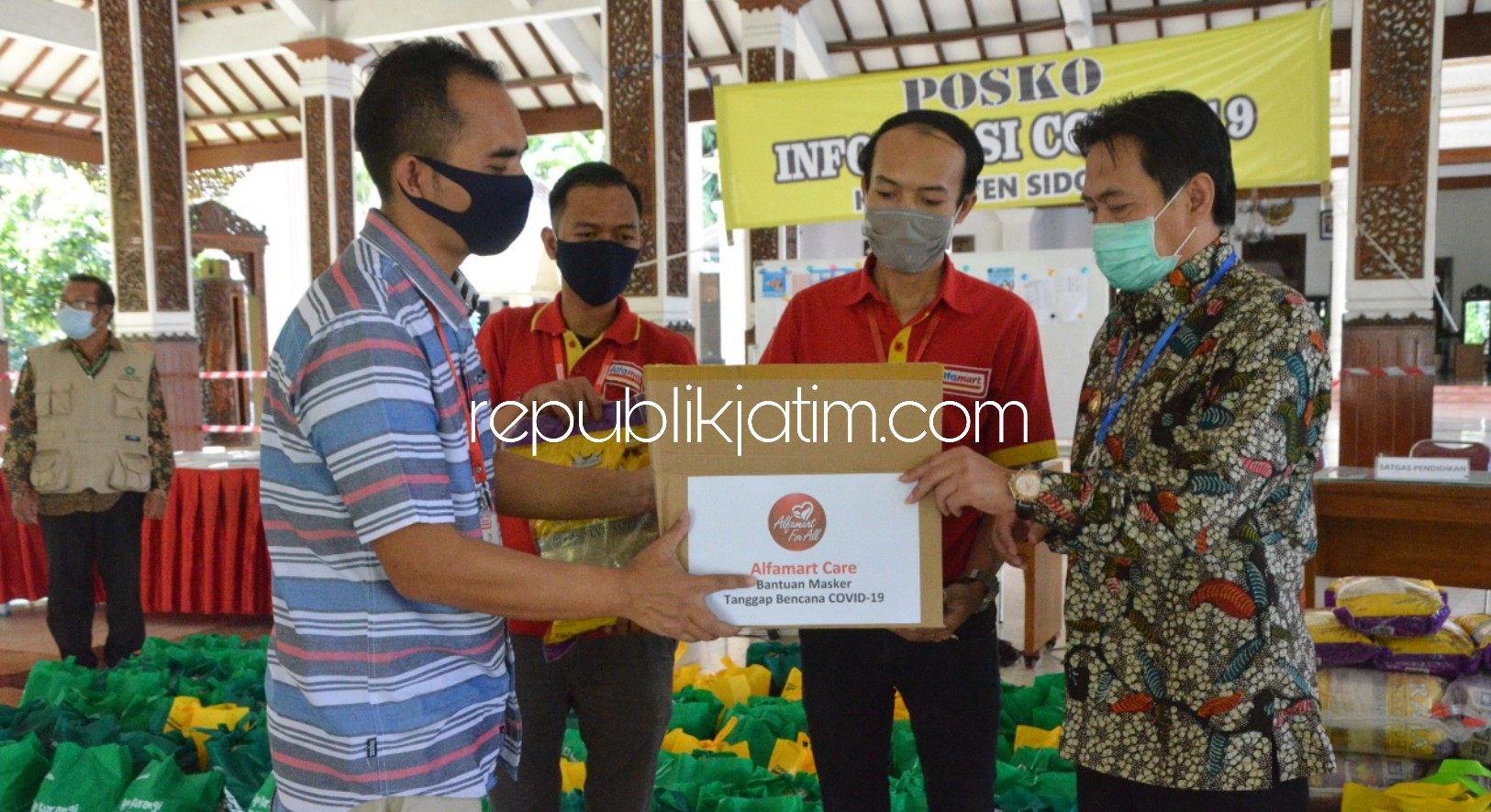 TERIMA - Plt Bupati Sidoarjo, Nur Ahmad Syaifuddin menerima bantuan sembako dan Alat Pelindung Diri (APD) dari Alfamart dan Alfamidi di Posko Penanganan Covid-19 Pendopo Delta Wibawa, Selasa (12/05/2020).