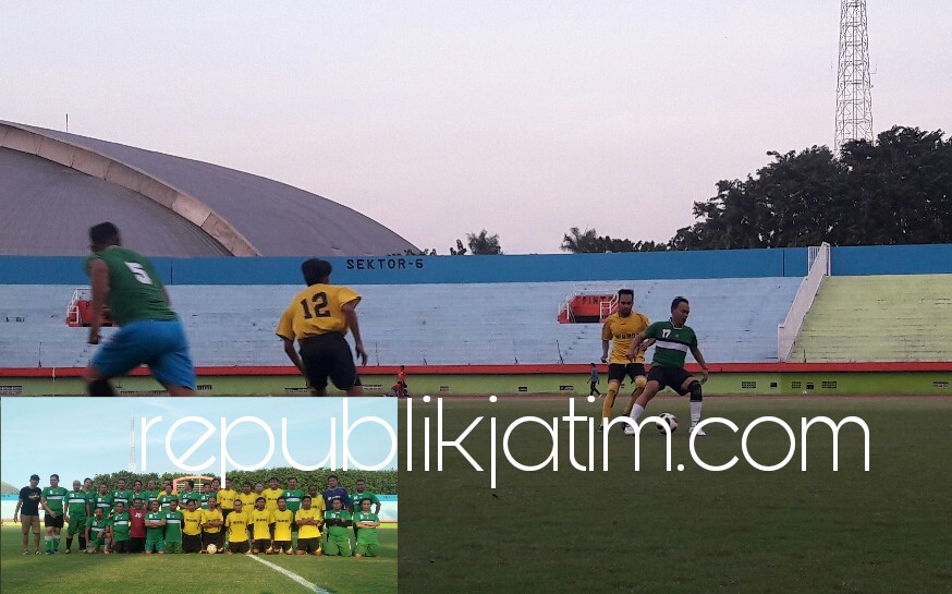 KUASAI BOLA - Ketua DPRD Sidoarjo, Sullamul Hadi Nurmawan menguasai bola saat tanding tim SIWO PWI Jatim melawan tim DPRD Sidoarjo di GOR Delta Sidoarjo, Jumat (12/05/2018) petang.