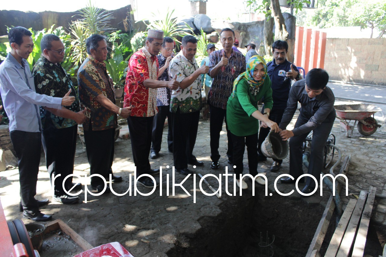 BANGUNAN BARU - SMK YPM 8 Sidoarjo melaksanakan peletakan batu pertama pembangunan gedung berlantai 5 yang bakal menelan anggaran Rp 7,5 miliar dihadiri pengurus MKKS SMK Swasta Sidoarjo dan FKKS SMK se YPM, Sabtu (12/05/2018).