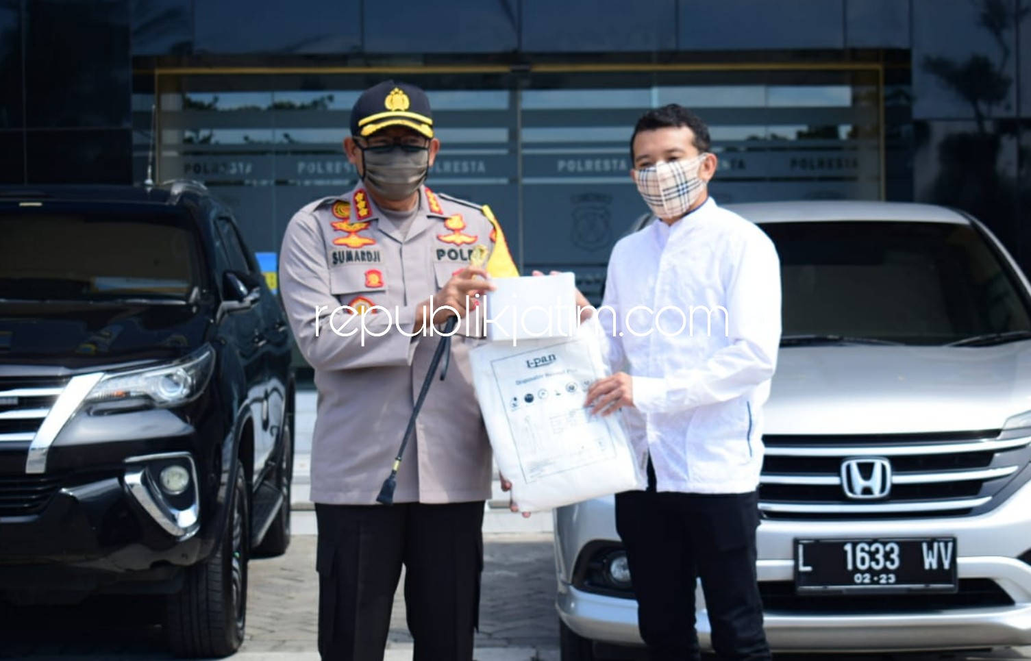 BANTUAN - Anggota DPRD Jatim Adam Rusdi menyalurkan bantuan Alat Pelindung Diri (APD) 13 set dan 1.000 masker kepada Kapolresta Sidoarjo Kombes Pol Sumardji, Selasa (12/05/2020).