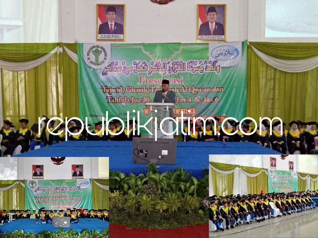 UJI BACAAN - Ketua MUI Jawa Timur, KH Abdusshomad menguji bacaan para wisuda Al Qur’an dan Tahfidz Yayasan Pendidikan Al Muslim, Kecamatan Waru, Sidoarjo, Jawa Timur, Sabtu (12/05/2018).