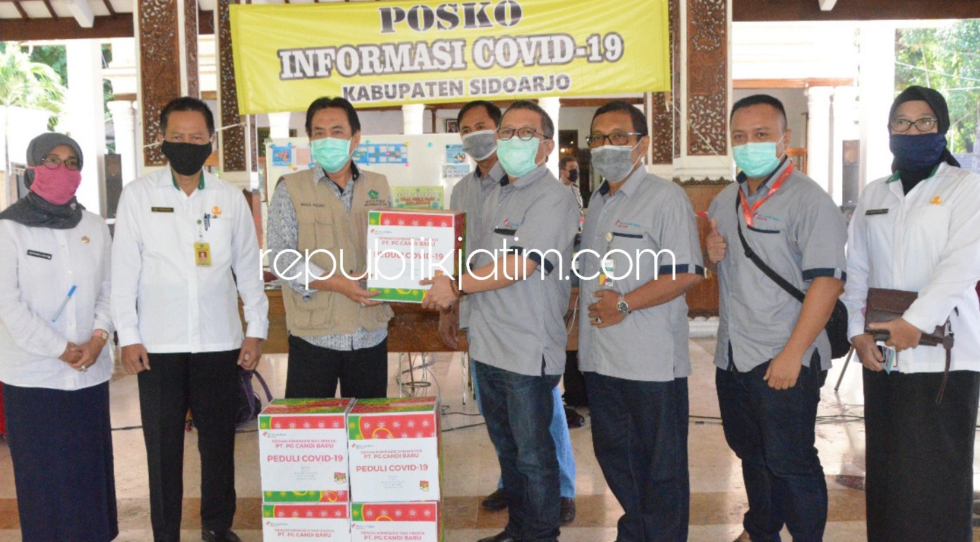 BANTUAN - Direktur PT PG Candi Baru Audry Haris Jolly Lapian menyerahkan bantuan 1.000 paket sembako yang diterima Ketua Gugus Tugas Penanganan Covid-19 Sidoarjo, Nur Ahmad Syaifuddin di Pendopo Delta Wibawa, Rabu (13/05/2020).