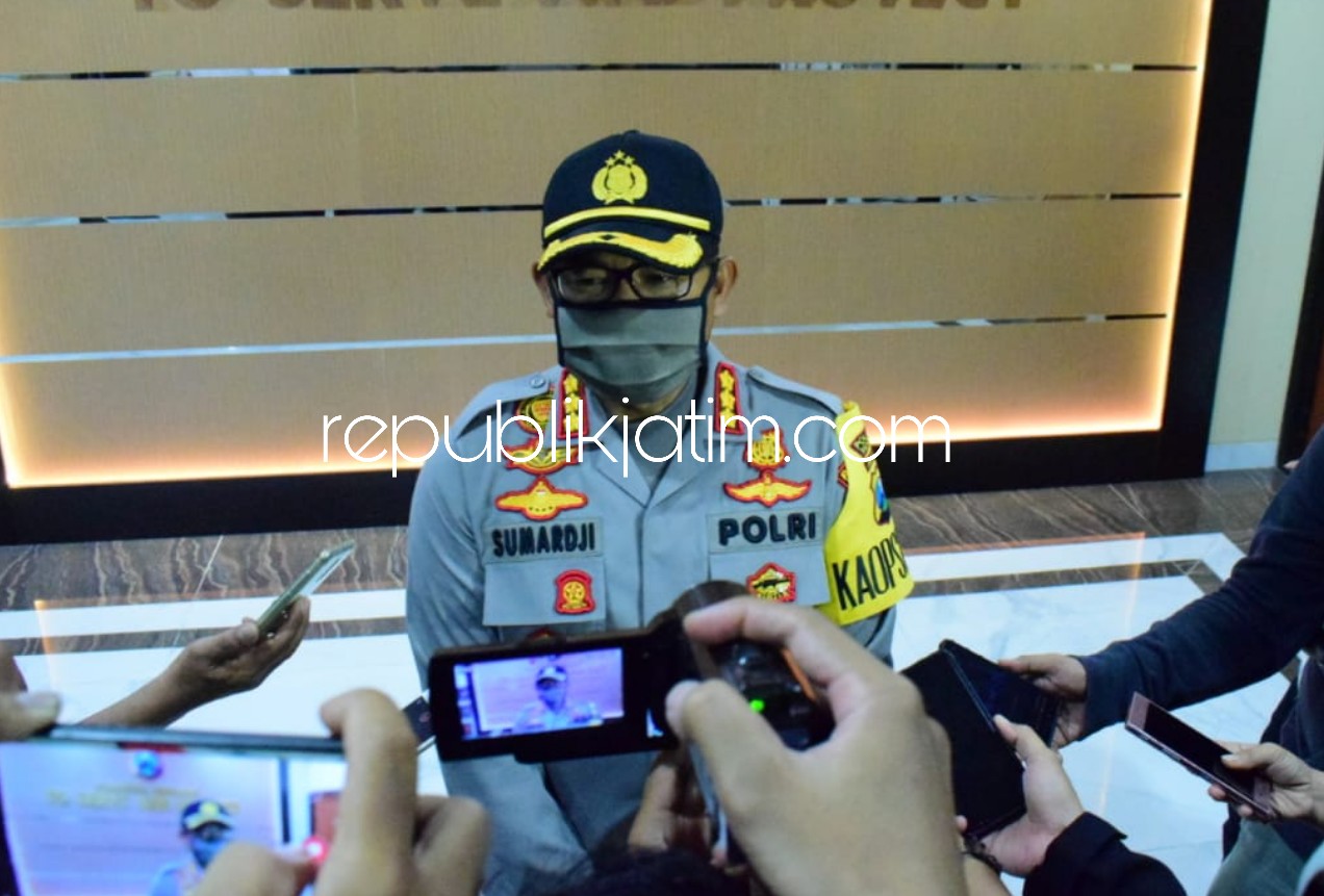 PENJELASAN - Kapolresta Sidoarjo, Kombes Pol Sumardji menyampaikan sejumlah sanksi pelanggar PSBB tahap II dengan sejumlah sanksi sosial termasuk ikut mengubur jenazah Covid-19 dan membersihkan masjid, Selasa (12/05/2020) malam.