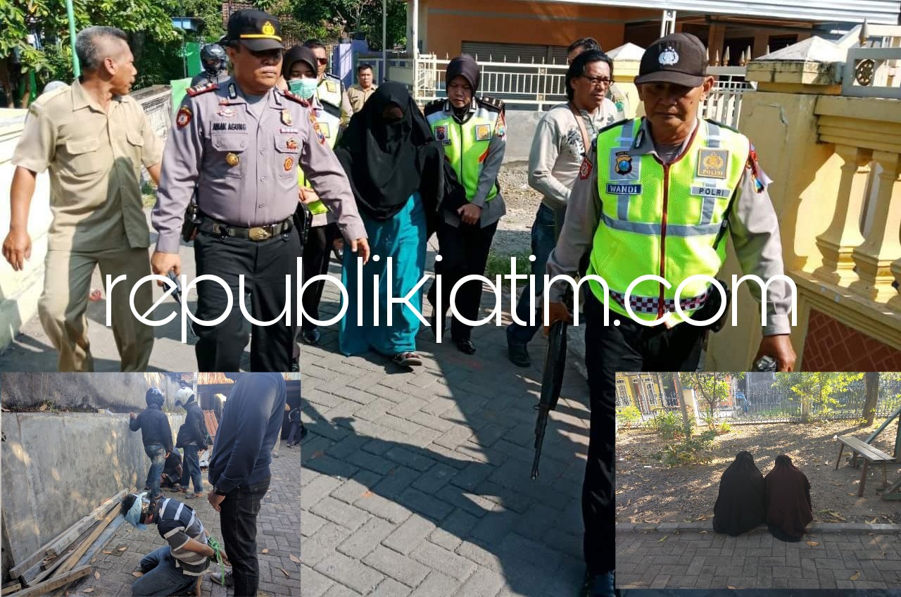 EMPAT DIAMANKAN - Sebanyak 4 orang dua pria dan dua wanita diamankan Densus 88 dari rumah kontrakan di Dusun Jedong, Kelurahan Urangagung, Kecamatan/Kabupaten Sidoarjo, Senin (14/05/2018).